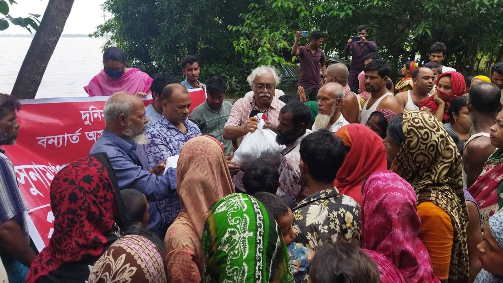 পর্যাপ্ত ত্রাণ সহায়তা, ভ্রাম্যমান চিকিৎসা সহায়তা, পুনর্বাসন ও সুনামগঞ্জকে দূর্গত এলাকা ঘোষণার দাবি 