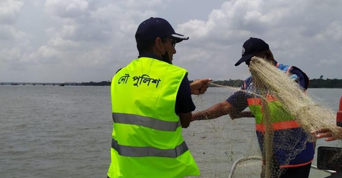 নৌ পুলিশের অভিযানে হালদা নদী থেকে ৪৬ হাজার মিটার অবৈধ জাল জব্দ