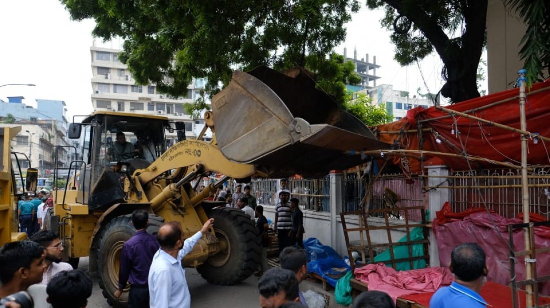 ‘রেড জোনে’ সহস্রাধিক হকার উচ্ছেদ