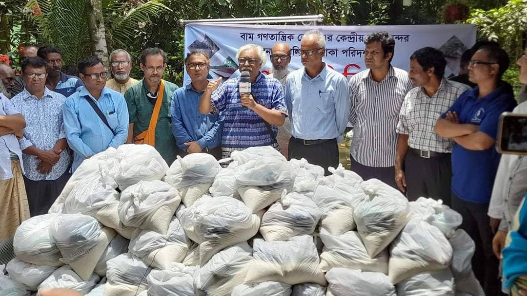 সিলেটে বাম জোটের ত্রাণ বিতরণ