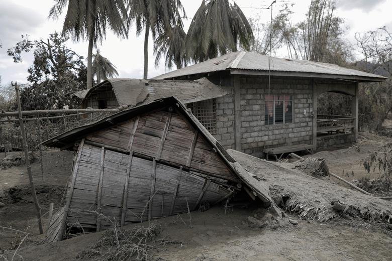 ফিলিপাইনে বুলুসান আগ্নেয়গিরির অগ্ন্যুৎপাতঃ ছাইয়ে ঢেকে গেছে কয়েকটি শহর