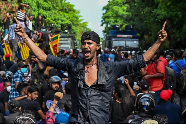 শ্রীলঙ্কায় প্রেসিডেন্ট গোটাবায়ার পদত্যাগের দাবীতে কারফিউ ভেঙে বিক্ষোভ