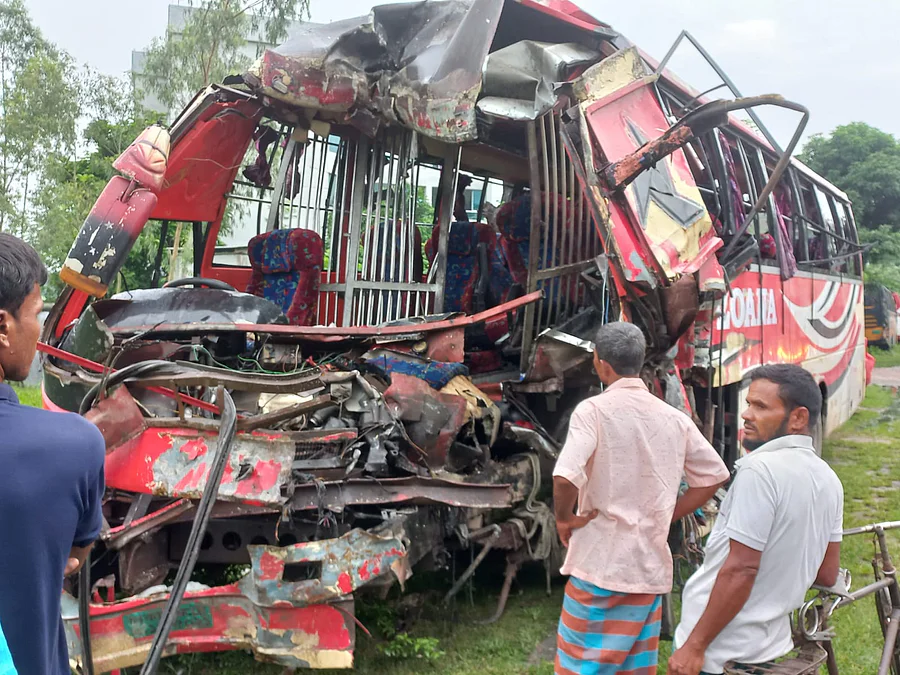 রংপুরে দুর্ঘটনায় মৃতের সংখ্যা বেড়ে ৮, পরিচয় মিলেছে ৬ জনের