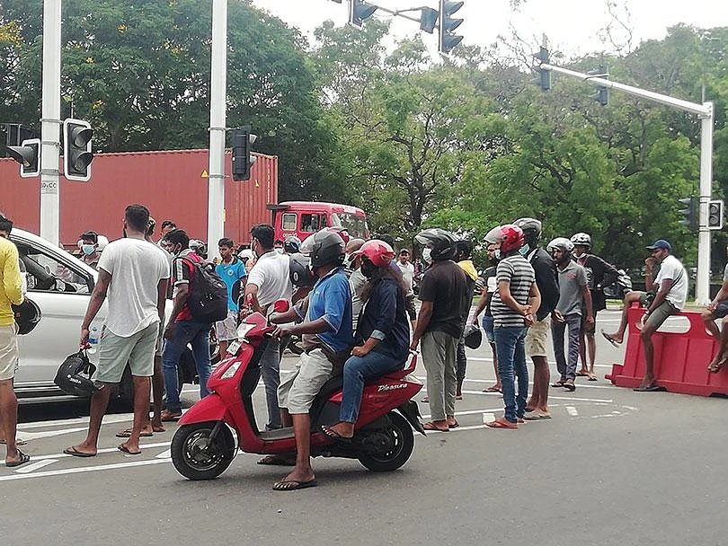 শ্রীলঙ্কায় এমপিদের পালানো ঠেকাতে বিমানবন্দরের প্রবেশপথে বিক্ষোভকারীরা