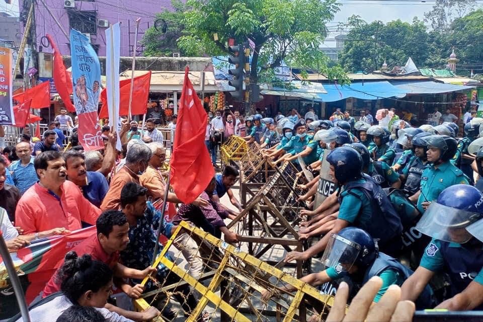 তেল নিয়ে কারসাজির প্রতিবাদে সিপিবি’র বিক্ষোভে পুলিশের বাধা