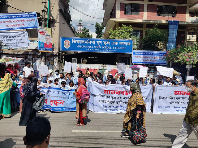 ধানমন্ডিতে সড়কে ভিকারুননিসা স্কুলের শিক্ষার্থী-অভিভাবকদের বিক্ষোভ